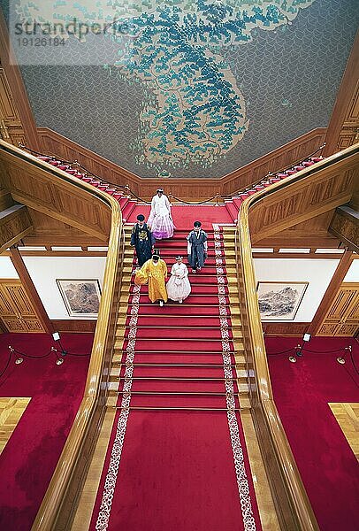 Besucher in traditioneller Kleidung auf der roten Treppe im Blauen Haus oder Cheongwadae  Sitz des Staatspräsidenten  Seoul  Südkorea  Asien