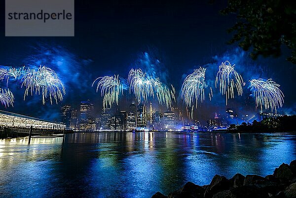 Unabhängigkeitsfeier in New York City mit Macy's Feuerwerk in Lower Manhattan am East River und der Brooklyn Bridge  4. Juli 2019  New York  USA  Nordamerika