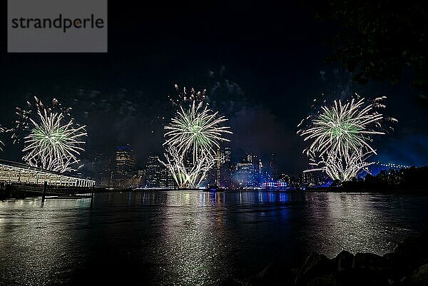 Unabhängigkeitsfeier in New York City mit Macy's Feuerwerk in Lower Manhattan am East River und der Brooklyn Bridge  4. Juli 2019  New York  USA  Nordamerika