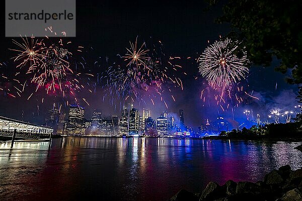 Unabhängigkeitsfeier in New York City mit Macy's Feuerwerk in Lower Manhattan am East River und der Brooklyn Bridge  4. Juli 2019  New York  USA  Nordamerika