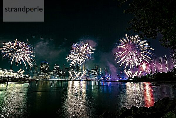 Unabhängigkeitsfeier in New York City mit Macy's Feuerwerk in Lower Manhattan am East River und der Brooklyn Bridge  4. Juli 2019  New York  USA  Nordamerika