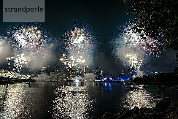 Unabhängigkeitsfeier in New York City mit Macy's Feuerwerk in Lower Manhattan am East River und der Brooklyn Bridge  4. Juli 2019  New York  USA  Nordamerika