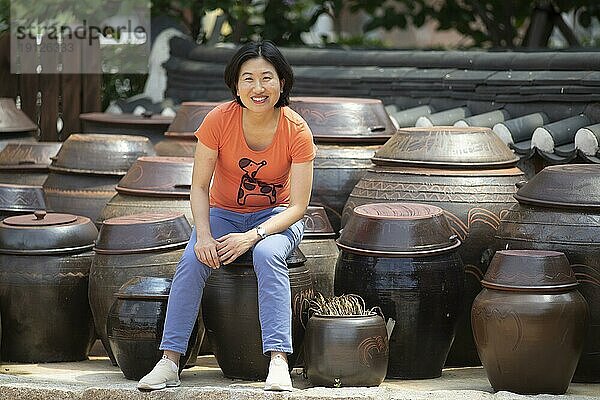 Koreanische Frau  43 Jahre  mit traditionellen Kimchi-Krügen  Gwangju  Provinz Jeollanam-do  Südkorea  Asien