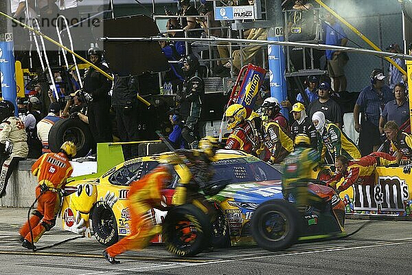 18. November 2018  Homestead  Florida  USA: Kyle Busch (18) macht einen Boxenstopp während des Ford 400 auf dem Homestead Miami Speedway in Homestead