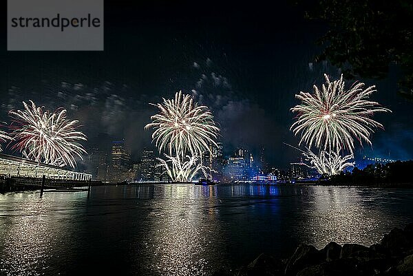 Unabhängigkeitsfeier in New York City mit Macy's Feuerwerk in Lower Manhattan am East River und der Brooklyn Bridge  4. Juli 2019  New York  USA  Nordamerika