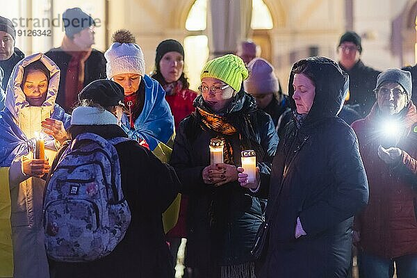 Am ersten Jahrestag der russischen Invasion der Ukraine  fan auf dem Neumarkt vor der Frauenkirche eine große Solidaritätskundgebung der Dresdner mit zahlreichen ukrainischen Flüchtlingen statt. Am Ende fanden sich alle Teilnahmer zu einer großen Lichterkette zusammen