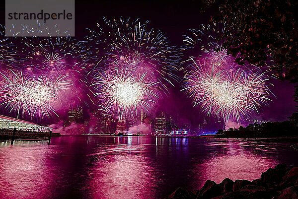 Unabhängigkeitsfeier in New York City mit Macy's Feuerwerk in Lower Manhattan am East River und der Brooklyn Bridge  4. Juli 2019  New York  USA  Nordamerika