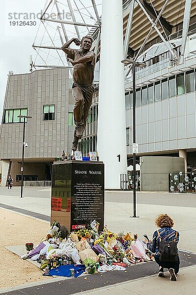 MELBOURNE  AUSTRALIEN  05. MÄRZ: Menschen versammeln sich am 5. März 2022 vor der Statue von Shane Warne im Yarra Park außerhalb des Melbourne Cricket Ground (MCG)  um ihm die letzte Ehre zu erweisen. Er starb im Alter von 52 Jahren an einem mutmaßlichen Herzinfarkt in Thailand