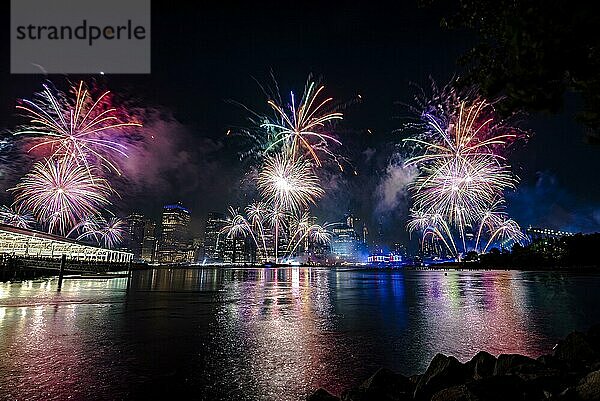 Unabhängigkeitsfeier in New York City mit Macy's Feuerwerk in Lower Manhattan am East River und der Brooklyn Bridge  4. Juli 2019  New York  USA  Nordamerika