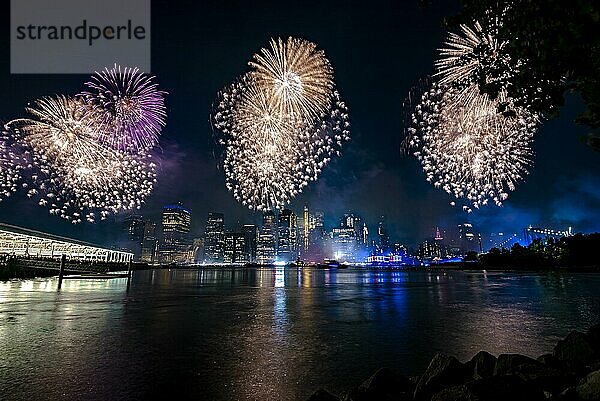 Unabhängigkeitsfeier in New York City mit Macy's Feuerwerk in Lower Manhattan am East River und der Brooklyn Bridge  4. Juli 2019  New York  USA  Nordamerika