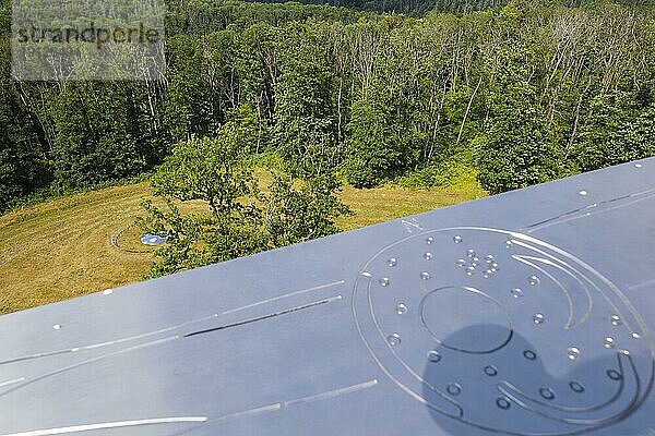 Der Fundort der Himmelsscheibe befindet sich etwa drei Kilometer vom Besucherzentrum Arche Nebra entfernt auf dem Mittelbergplateau. Dort ist ein 30 m hoher und um 10° geneigter Turm in der Nord-Süd-Achse auf die Fundstelle gerichtet  wie der Zeiger einer überdimensionalen Sonnenuhr