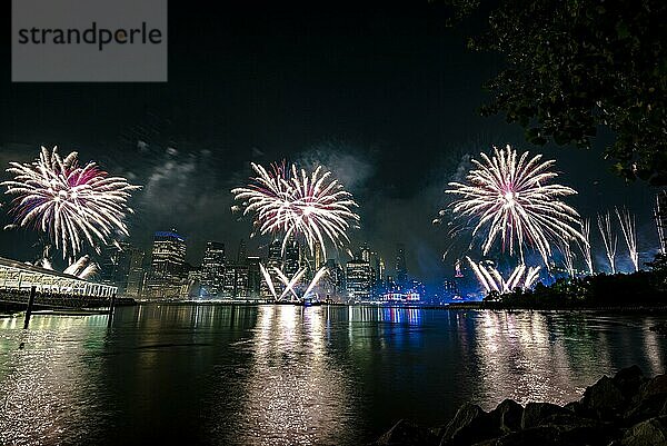 Unabhängigkeitsfeier in New York City mit Macy's Feuerwerk in Lower Manhattan am East River und der Brooklyn Bridge  4. Juli 2019  New York  USA  Nordamerika