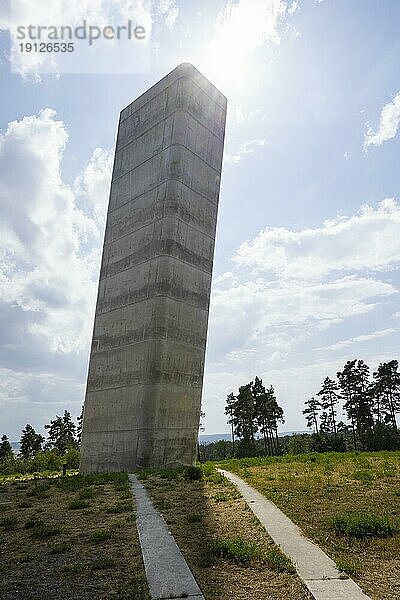 Der Fundort der Himmelsscheibe befindet sich etwa drei Kilometer vom Besucherzentrum Arche Nebra entfernt auf dem Mittelbergplateau. Dort ist ein 30 m hoher und um 10° geneigter Turm in der Nord-Süd-Achse auf die Fundstelle gerichtet  wie der Zeiger einer überdimensionalen Sonnenuhr