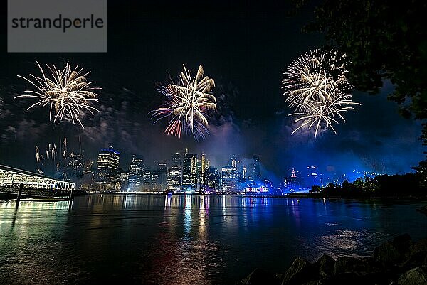 Unabhängigkeitsfeier in New York City mit Macy's Feuerwerk in Lower Manhattan am East River und der Brooklyn Bridge  4. Juli 2019  New York  USA  Nordamerika