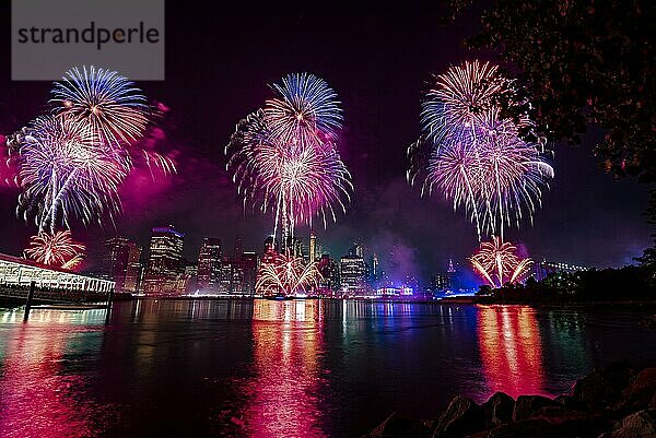 Unabhängigkeitsfeier in New York City mit Macy's Feuerwerk in Lower Manhattan am East River und der Brooklyn Bridge  4. Juli 2019  New York  USA  Nordamerika