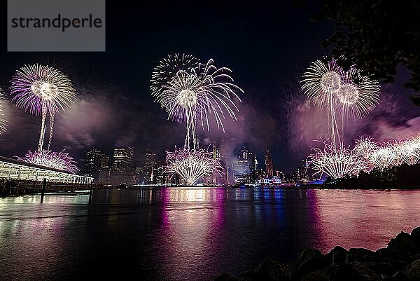 Unabhängigkeitsfeier in New York City mit Macy's Feuerwerk in Lower Manhattan am East River und der Brooklyn Bridge  4. Juli 2019  New York  USA  Nordamerika