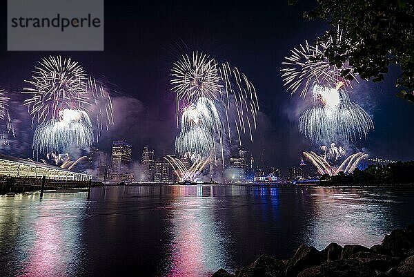 Unabhängigkeitsfeier in New York City mit Macy's Feuerwerk in Lower Manhattan am East River und der Brooklyn Bridge  4. Juli 2019  New York  USA  Nordamerika