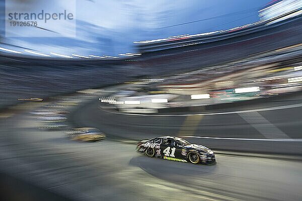 18. August 2018  Bristol  Tennessee  USA: Kurt Busch (41) rast beim Bass Pro Shops NRA Night Race auf dem Bristol Motor Speedway in Bristol  in Kurve drei durch das Feld