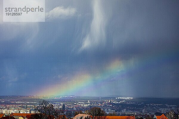 Ein Regenborgen über Dresden  das Aprillwetter scheint begonnen zu haben