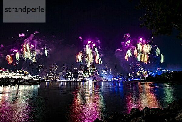 Unabhängigkeitsfeier in New York City mit Macy's Feuerwerk in Lower Manhattan am East River und der Brooklyn Bridge  4. Juli 2019  New York  USA  Nordamerika