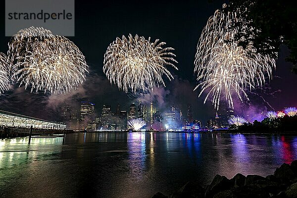 Unabhängigkeitsfeier in New York City mit Macy's Feuerwerk in Lower Manhattan am East River und der Brooklyn Bridge  4. Juli 2019  New York  USA  Nordamerika