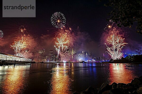 Unabhängigkeitsfeier in New York City mit Macy's Feuerwerk in Lower Manhattan am East River und der Brooklyn Bridge  4. Juli 2019  New York  USA  Nordamerika