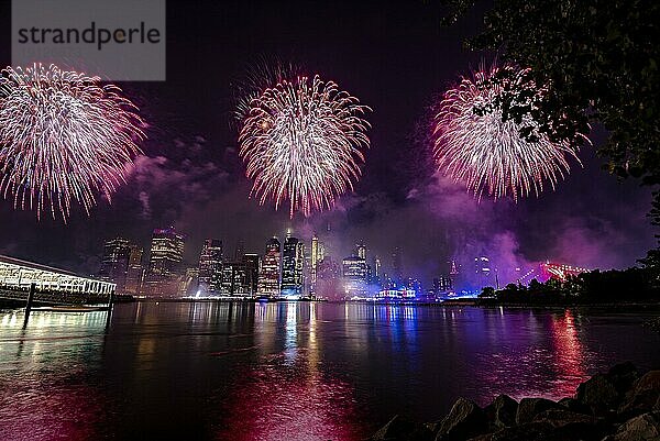 Unabhängigkeitsfeier in New York City mit Macy's Feuerwerk in Lower Manhattan am East River und der Brooklyn Bridge  4. Juli 2019  New York  USA  Nordamerika