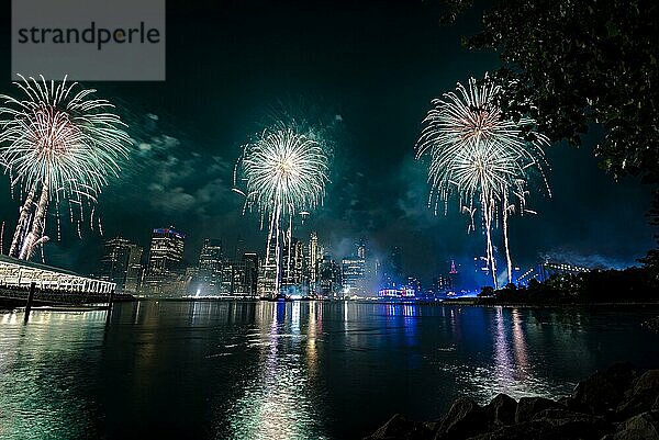 Unabhängigkeitsfeier in New York City mit Macy's Feuerwerk in Lower Manhattan am East River und der Brooklyn Bridge  4. Juli 2019  New York  USA  Nordamerika