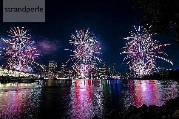 Unabhängigkeitsfeier in New York City mit Macy's Feuerwerk in Lower Manhattan am East River und der Brooklyn Bridge  4. Juli 2019  New York  USA  Nordamerika