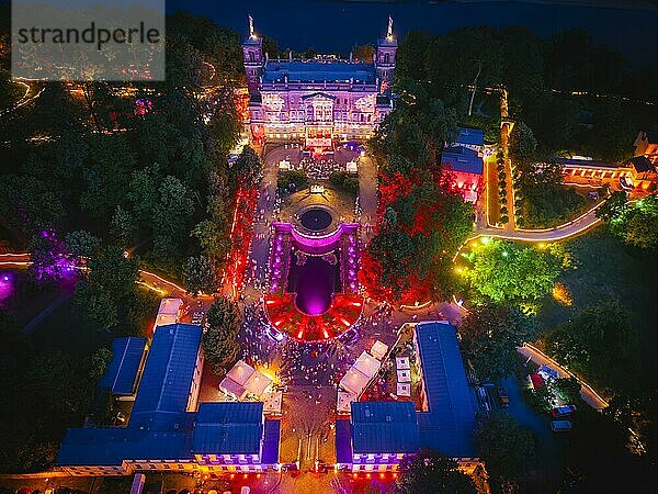 Rund um die drei illumnierten Elbschlösser in Dresden feierten über 6000 Besucher eine laue Sommernacht voller Musik  Tanz  Kultur und Gastronomie