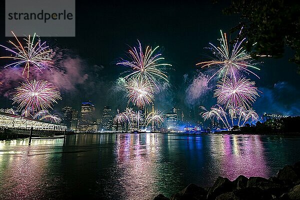 Unabhängigkeitsfeier in New York City mit Macy's Feuerwerk in Lower Manhattan am East River und der Brooklyn Bridge  4. Juli 2019  New York  USA  Nordamerika