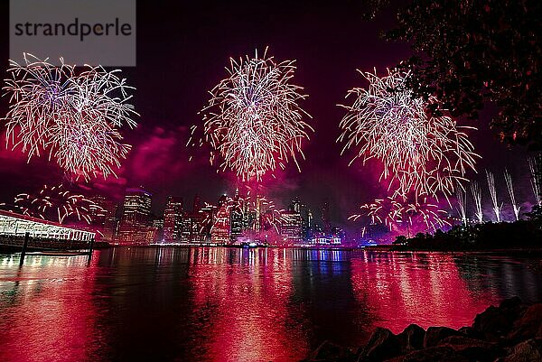 Unabhängigkeitsfeier in New York City mit Macy's Feuerwerk in Lower Manhattan am East River und der Brooklyn Bridge  4. Juli 2019  New York  USA  Nordamerika