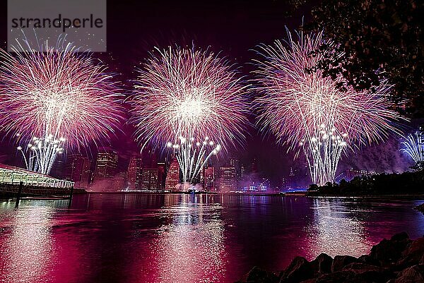 Unabhängigkeitsfeier in New York City mit Macy's Feuerwerk in Lower Manhattan am East River und der Brooklyn Bridge  4. Juli 2019  New York  USA  Nordamerika