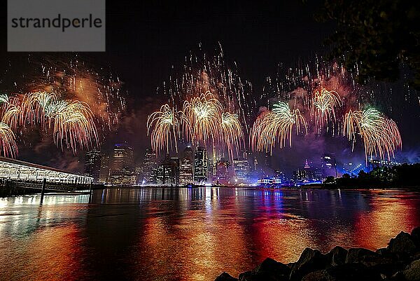 Unabhängigkeitsfeier in New York City mit Macy's Feuerwerk in Lower Manhattan am East River und der Brooklyn Bridge  4. Juli 2019  New York  USA  Nordamerika