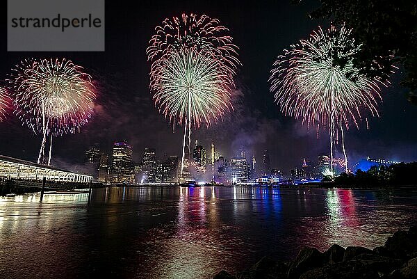 Unabhängigkeitsfeier in New York City mit Macy's Feuerwerk in Lower Manhattan am East River und der Brooklyn Bridge  4. Juli 2019  New York  USA  Nordamerika