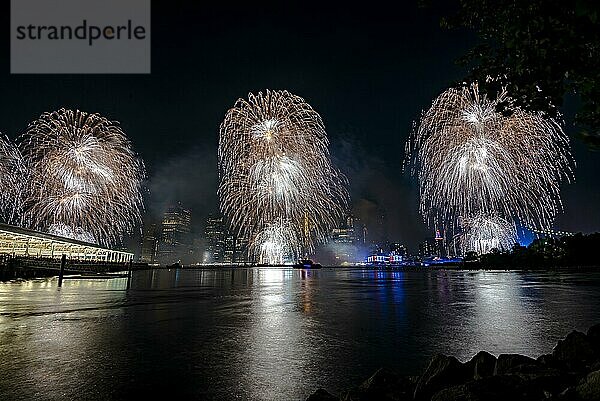 Unabhängigkeitsfeier in New York City mit Macy's Feuerwerk in Lower Manhattan am East River und der Brooklyn Bridge  4. Juli 2019  New York  USA  Nordamerika