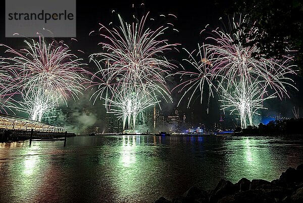 Unabhängigkeitsfeier in New York City mit Macy's Feuerwerk in Lower Manhattan am East River und der Brooklyn Bridge  4. Juli 2019  New York  USA  Nordamerika