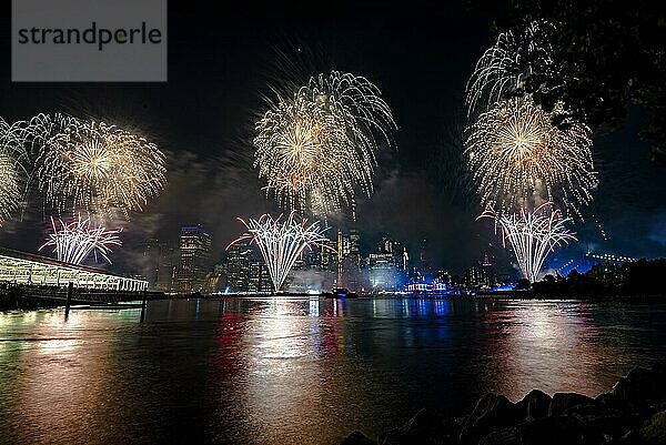 Unabhängigkeitsfeier in New York City mit Macy's Feuerwerk in Lower Manhattan am East River und der Brooklyn Bridge  4. Juli 2019  New York  USA  Nordamerika