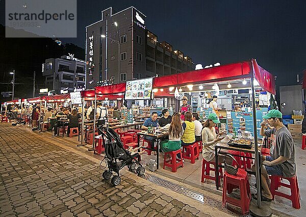 Nachtmarkt Nangman Pocha unter der Dolsan Brücke  Nachtaufnahme  Yeosu  Provinz Jeollanam-do  Südkorea  Asien