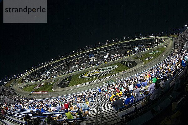 14. Juli 2018  Sparta  Kentucky  USA: Die Fans jubeln den Teams der Monster Energy NASCAR Cup Series zu  als diese zum Quaker State 400 auf dem Kentucky Speedway in Sparta  antreten