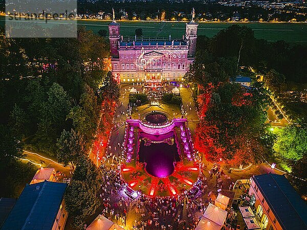 Rund um die drei illumnierten Elbschlösser in Dresden feierten über 6000 Besucher eine laue Sommernacht voller Musik  Tanz  Kultur und Gastronomie