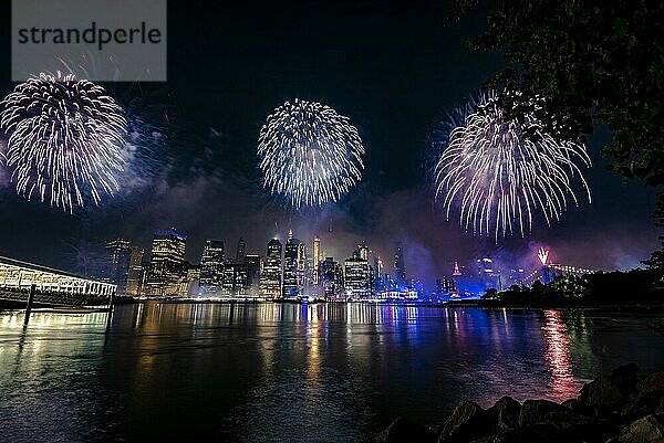 Unabhängigkeitsfeier in New York City mit Macy's Feuerwerk in Lower Manhattan am East River und der Brooklyn Bridge  4. Juli 2019  New York  USA  Nordamerika