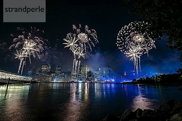 Unabhängigkeitsfeier in New York City mit Macy's Feuerwerk in Lower Manhattan am East River und der Brooklyn Bridge  4. Juli 2019  New York  USA  Nordamerika