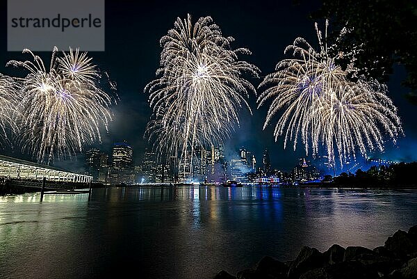 Unabhängigkeitsfeier in New York City mit Macy's Feuerwerk in Lower Manhattan am East River und der Brooklyn Bridge  4. Juli 2019  New York  USA  Nordamerika