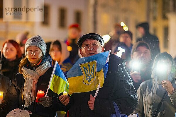 Am ersten Jahrestag der russischen Invasion der Ukraine  fan auf dem Neumarkt vor der Frauenkirche eine große Solidaritätskundgebung der Dresdner mit zahlreichen ukrainischen Flüchtlingen statt. Am Ende fanden sich alle Teilnahmer zu einer großen Lichterkette zusammen