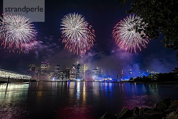 Unabhängigkeitsfeier in New York City mit Macy's Feuerwerk in Lower Manhattan am East River und der Brooklyn Bridge  4. Juli 2019  New York  USA  Nordamerika