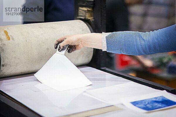 Die Leipziger Buchmesse ist eine internationale Buchmesse die jährlich im Frühjahr auf dem Leipziger Messegelände stattfindet. Sie ist der Frühjahrstreffpunkt der deutschen Buchbranche. Demonstration traditioneller Drucktechniken