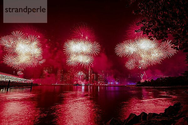 Unabhängigkeitsfeier in New York City mit Macy's Feuerwerk in Lower Manhattan am East River und der Brooklyn Bridge  4. Juli 2019  New York  USA  Nordamerika