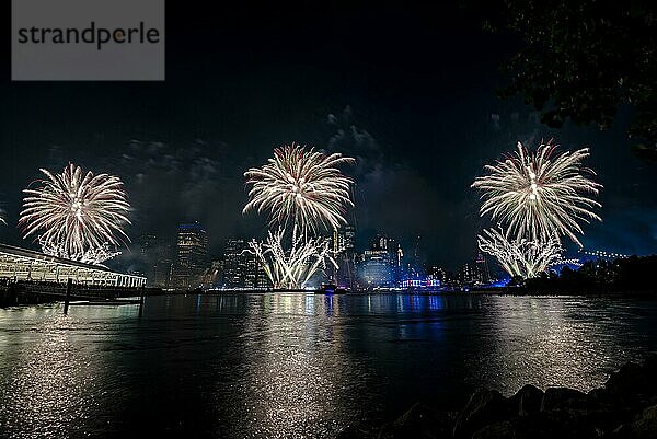 Unabhängigkeitsfeier in New York City mit Macy's Feuerwerk in Lower Manhattan am East River und der Brooklyn Bridge  4. Juli 2019  New York  USA  Nordamerika