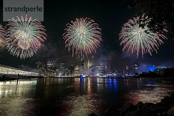 Unabhängigkeitsfeier in New York City mit Macy's Feuerwerk in Lower Manhattan am East River und der Brooklyn Bridge  4. Juli 2019  New York  USA  Nordamerika